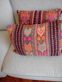 due cuscinoni in piume .