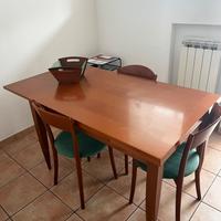 Tavolo sedie e mobile