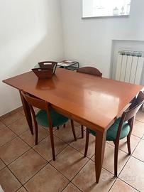 Tavolo sedie e mobile