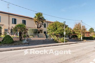 PORZIONE DI CASA A SCHIERA CON GIARDINO