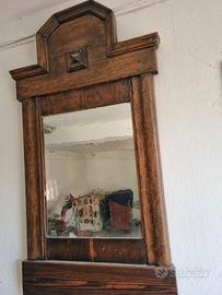 Specchio antico con cornice intagliata