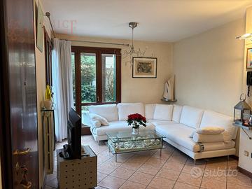 Elegante quadrifamiliare con giardino privato nel