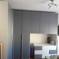 Camera da letto armadio como comodini