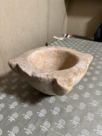 Antico mortaio in marmo di Carrara