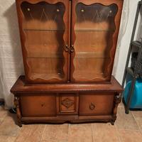 Vetrinetta in stile classico con ripiani in vetro