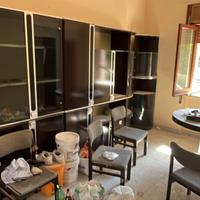 Soggiorno con tavolo e sedie.