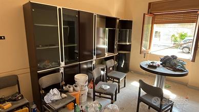 Soggiorno con tavolo e sedie.