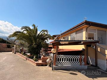 Villa divisa in 4 appartamenti