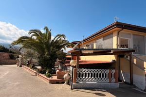 Villa divisa in 4 appartamenti