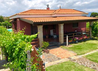 Piccolo vigneto con casa e piscina