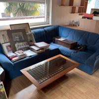 Divano angolare con tavolino
