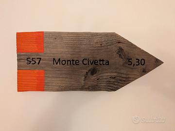 Cartello sentiero Monte Civetta in legno vecchio