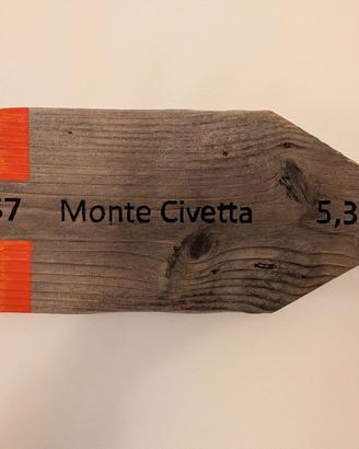 Cartello sentiero Monte Civetta in legno vecchio
