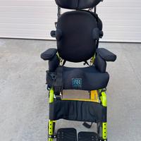 Sedia a rotelle per interni ed esterni reclinabile