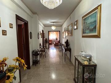 Ampio quadrilocale adiacente viale umberto