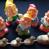 Lotto di giocattoli in gomma e latta vintage