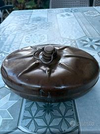 Particolare scaldaletto antico in rame