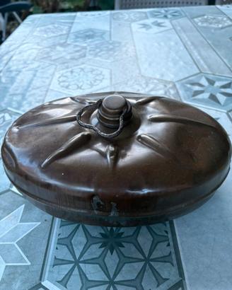 Particolare scaldaletto antico in rame