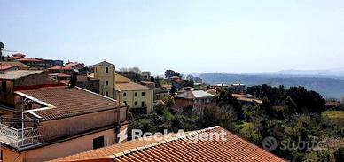 PIENO CENTRO DI AMATO - CASA INDIPENDENTE SU 3 LIV