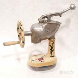 Tritaghiaccio antico a manovella marca FLB, Raro