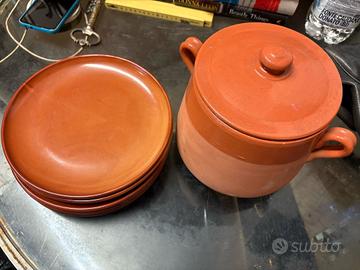pentola e piatti terracotta 