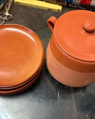 pentola e piatti terracotta 