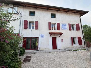 Una casa immersa nella natura con grandi spazi ...