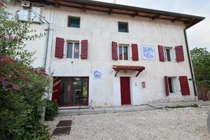 Una casa immersa nella natura con grandi spazi ...
