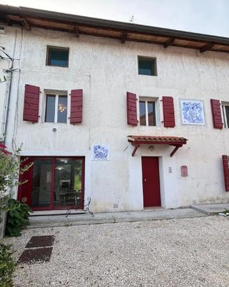Una casa immersa nella natura con grandi spazi ...