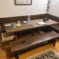Tavolo da pranzo e panche in legno