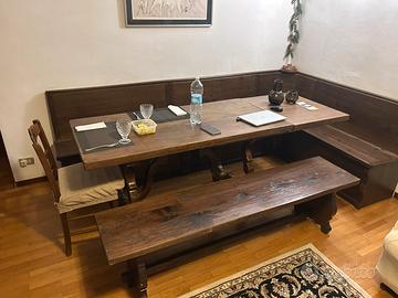 Tavolo da pranzo e panche in legno