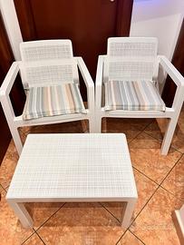 set di due sedie e un tavolino in plastica