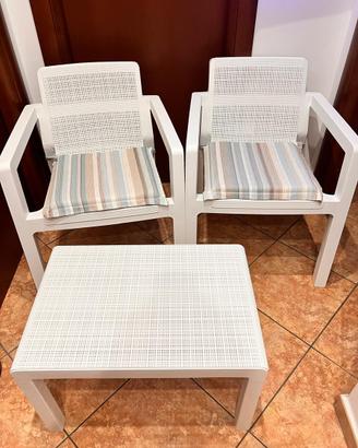 set di due sedie e un tavolino in plastica