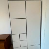 Armadio moderno Ikea con ante e cassetti