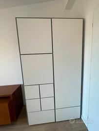 Armadio moderno Ikea con ante e cassetti