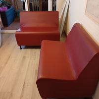 Divanetti, poltroncine in pelle rossi.