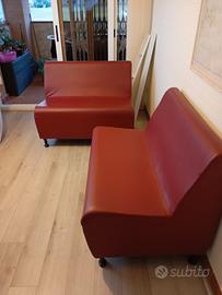 Divanetti, poltroncine in pelle rossi.