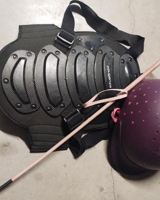 cap da equitazione, paraschiena e frustino 