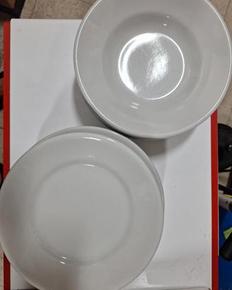 Piatti in ceramica bianca marca Saturnia