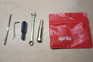 KIT ATTREZZI DI BORDO ORIGINALI APRILIA SR 50