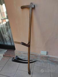 Falce in legno e ferro battuto