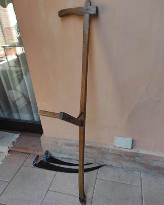 Falce in legno e ferro battuto