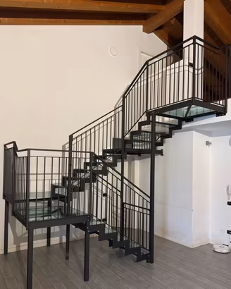 Scala interna di design in metallo nero e vetro