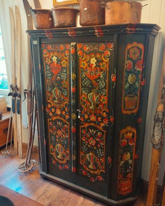 mobile tirolese decorato 