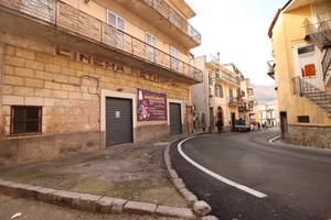 Locale fronte strada