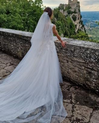 Abito da sposa in pizzo color avorio