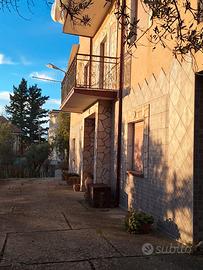 ? Ampia Casa con Giardino e Magazzino Esterno ?