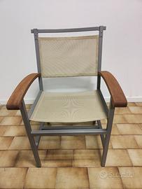 Sedia in metallo con braccioli in legno.