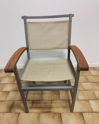 Sedia in metallo con braccioli in legno.