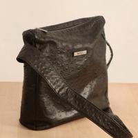 Borsa artigianale Apex in pelle goffrata struzzo